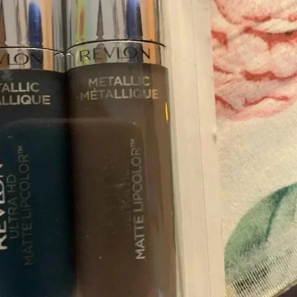 Revlon 2 PK of lipgloss - Picture 2 of 4